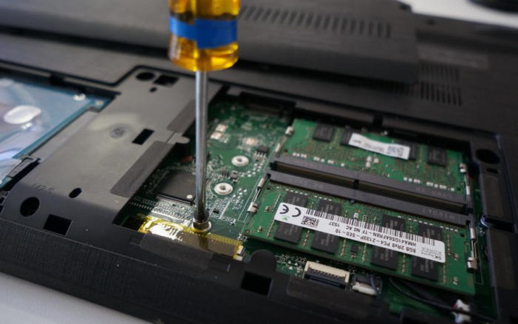 Cách thay thế ổ cứng SSD để nâng cấp laptop