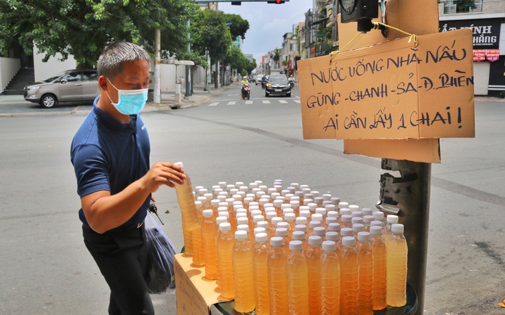 Chuyện chủ nhân những chai nước chanh sả miễn phí ở Sài Gòn