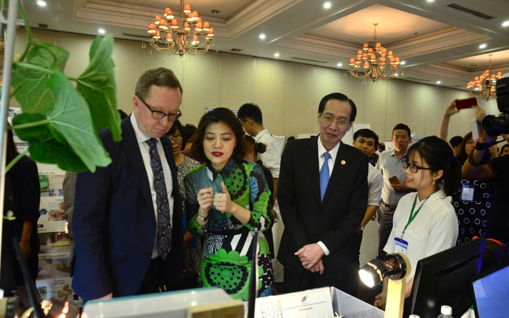 Bộ trưởng Bộ Kinh tế và Việc làm Phần Lan tham quan mô hình khởi nghiệp Việt Nam