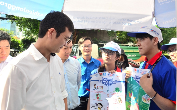 Bí thư T.Ư Đoàn được các tình nguyện viên tiếp sức mùa thi