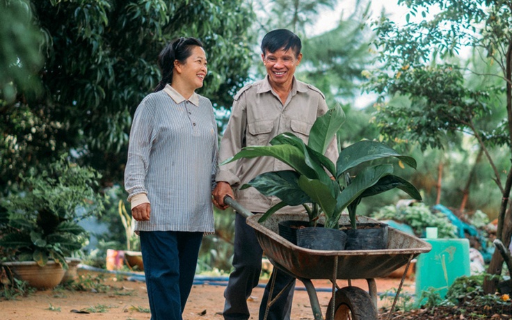 Xúc động bộ ảnh chụp bố mẹ: Hãy dành nhiều thời gian cho những người thân yêu