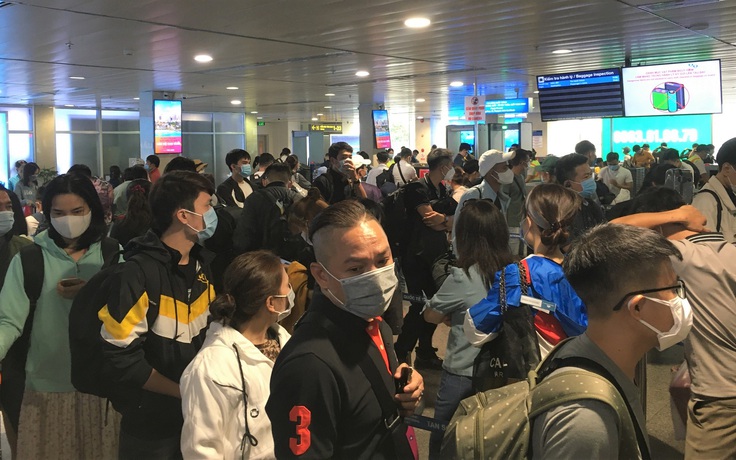 Sân bay Tận Sơn Nhất, bến xe đông nghịt người: Quá lo lắng an toàn dịch bệnh Covid-19