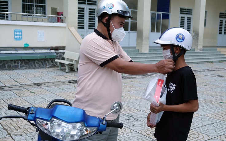 Người hàng xóm “cầu cứu” máy khắp nơi để cậu học trò được học trực tuyến