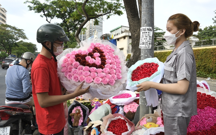 Lễ tình nhân 14.2: Không tặng quà cho nhau là không yêu thương thật lòng?