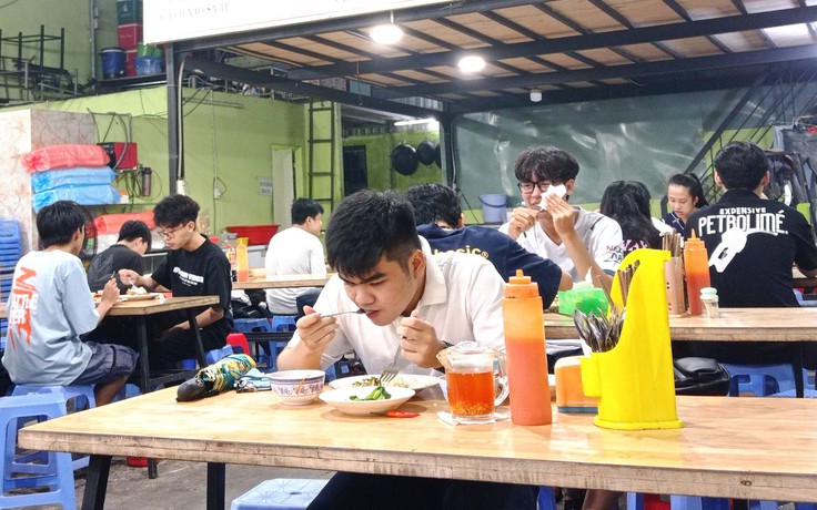Suốt ngày ăn cơm 'bụi', sinh viên ở ký túc xá thèm khát cơm nhà