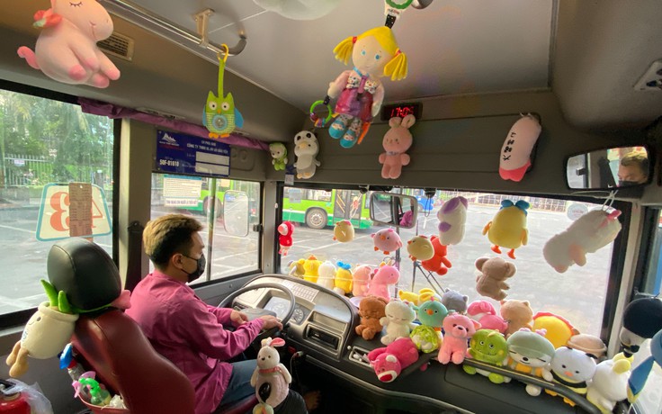 Tài xế xe buýt ‘siêu tài’ gắp cả trăm thú nhồi bông để trang trí xe buýt