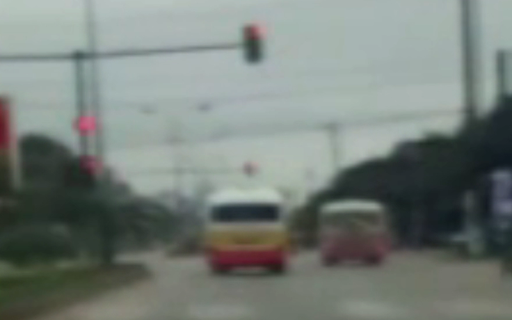 Xe buýt và xe 'dù' đua nhau trên quốc lộ 1A