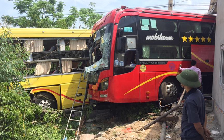 Hai xe giường nằm 'dính nhau' cùng lao vào quán cơm