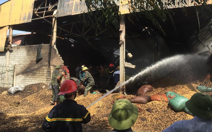 Hỏa hoạn thiêu rụi xưởng chế biến nông sản chứa hơn 400 tấn lạc ở Hà Tĩnh