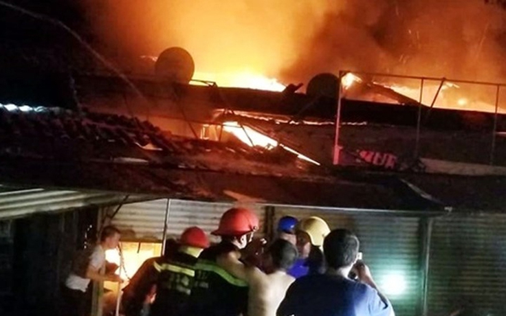 Chợ Voi ở Hà Tĩnh cháy dữ dội trong đêm, nhiều ki ốt bị thiêu rụi