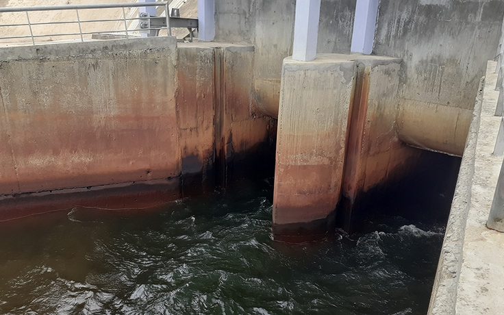 Nước tại công trình thủy lợi ngàn tỉ ở Hà Tĩnh chuyển màu do hàm lượng sắt cao