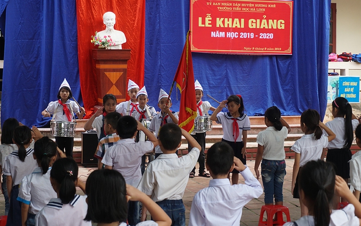 Sáng nay, hàng trăm trường học ở vùng lũ Hà Tĩnh khai giảng năm học mới