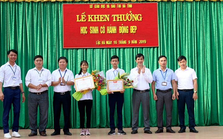 Tuyên dương học sinh Hà Tĩnh nhặt được tiền trả lại người mất