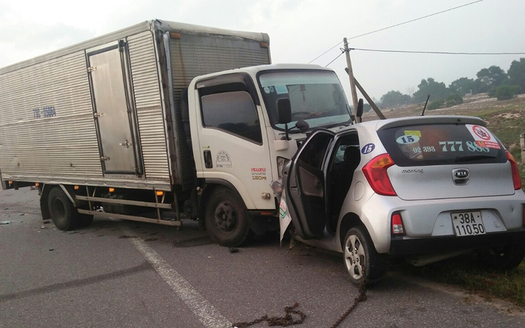Xe tải tông chính diện vào xe taxi, 2 người tử vong