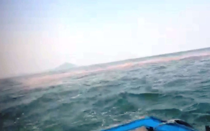 Các vệt nước biển màu đỏ ở Hà Tĩnh là do hiện tượng tảo nở hoa