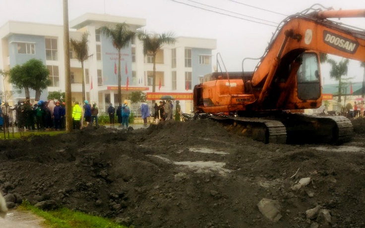 Hà Tĩnh: Dân 'bao vây' công trình sân vận động xã vì san lấp bằng tro xỉ