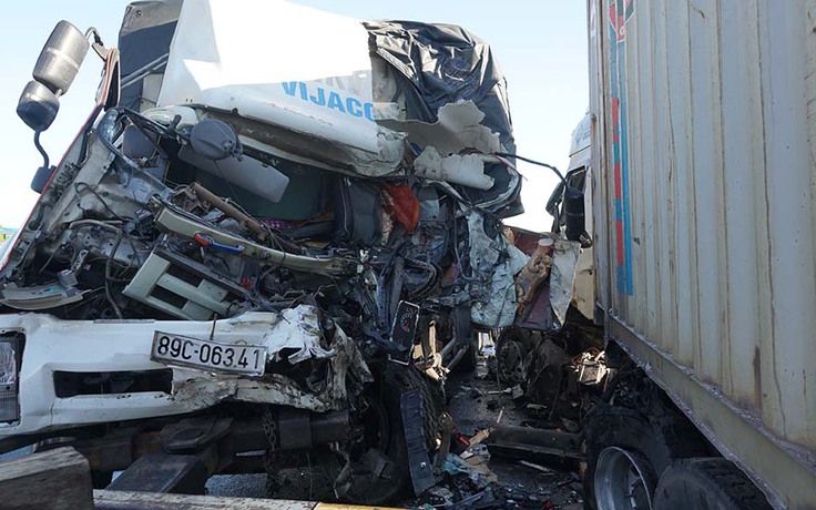 Xe tải đối đầu xe container, 1 người chết, 2 người bị thương