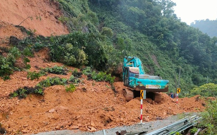 Quốc lộ 8A qua Hà Tĩnh lại bị ách tắc do sạt lở