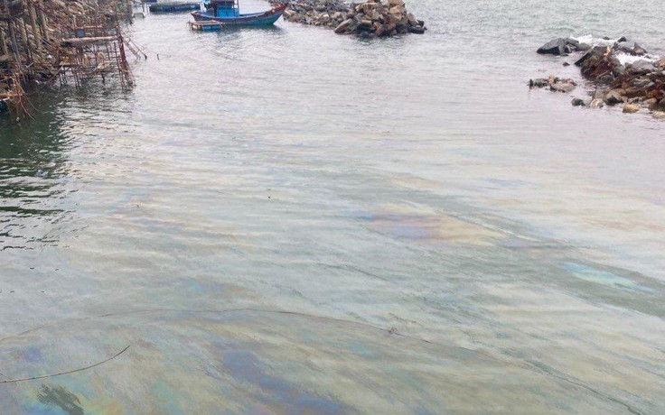 Đang khắc phục sự cố tràn dầu trên vùng biển ở Hà Tĩnh