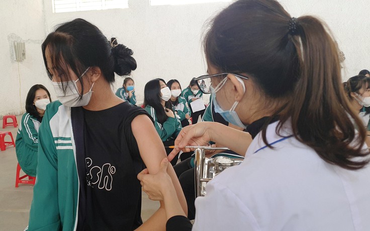Hà Tĩnh tiêm vắc xin phòng Covid-19 cho hơn 35.000 học sinh cấp 3