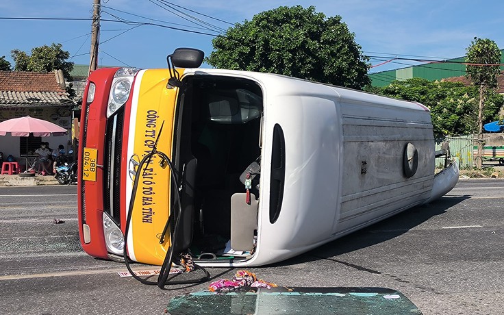 Hà Tĩnh: Xe buýt lật ngang sau cú va chạm với xe container, nhiều người bị thương