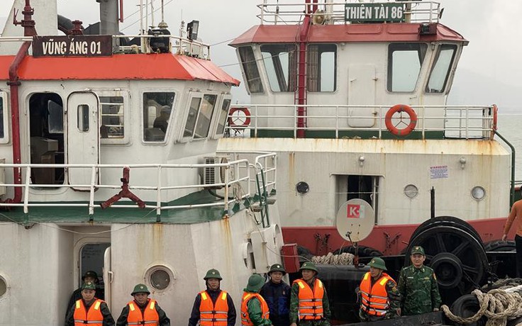 Hà Tĩnh: Cứu 7 ngư dân đi trên tàu cá bị sóng đánh chìm ngoài biển