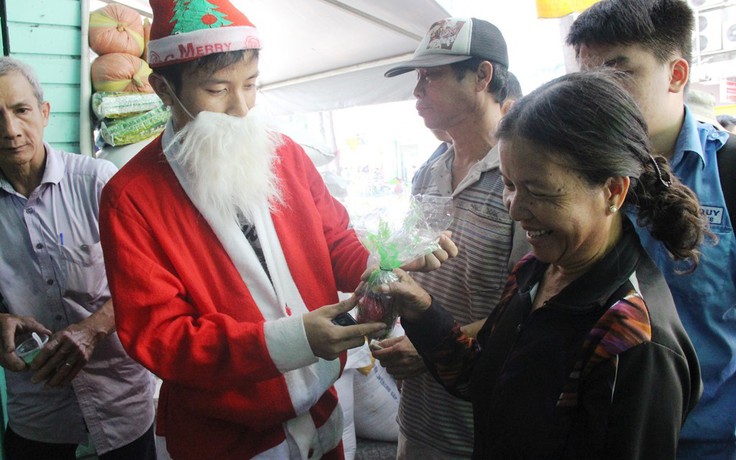 Trẻ em, người nghèo Sài Gòn mát lành với quà Noel bất ngờ từ tình người