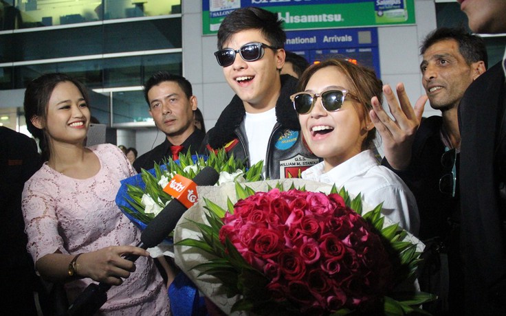 Cặp đôi ‘Hãy tin em thêm lần nữa’ thân thiện chào fan bằng tiếng Việt