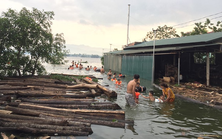 Lũ trắng đồng, ngập lụt nhà dân ở ngoại thành Hà Nội