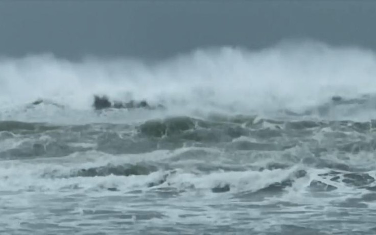 Tin tức thời tiết hôm nay 3.1.2022: Biển Đông gió giật cấp 7, sóng cao 4 m