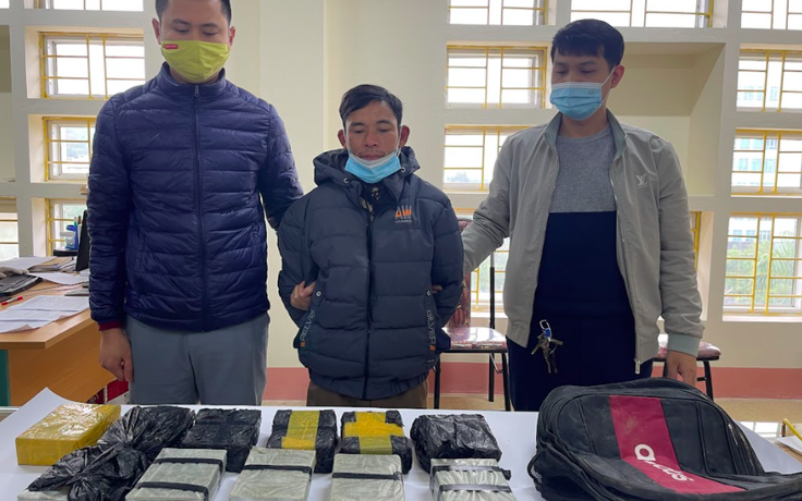 Bắt đối tượng vận chuyển 22 bánh heroin cho người Trung Quốc