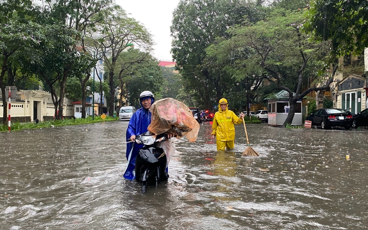 Diễn biến dị thường trong mưa lớn ngập lụt đường phố Hà Nội chiều 29.5