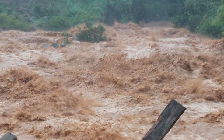 Hơn 7.700 nhà ngập lụt trong mưa lũ miền Trung
