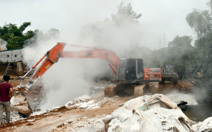 Công an Lào Cai điều tra nguyên nhân vỡ đập nước thải nhà máy phân bón
