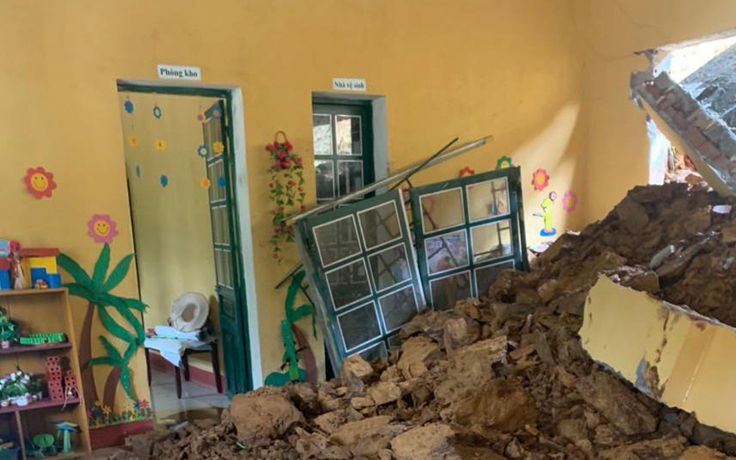 Lào Cai: Sạt lở đất làm sập phòng học, trường phải mượn nhà dân để dạy học