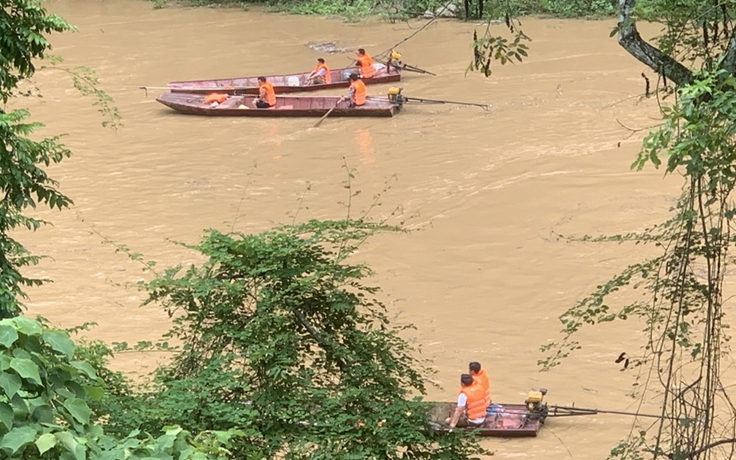 70 người đang tìm 1 người mất tích do lật thuyền trên sông Chảy ở Lào Cai