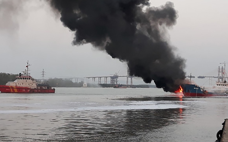 Khống chế dầu tràn sau vụ cháy tàu Hải Hà 18