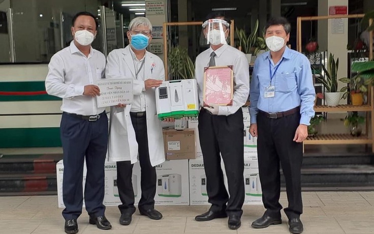 Đoàn luật sư TP.HCM trao tặng 25 máy tạo ô xy cho Bệnh viện Nhân dân 115