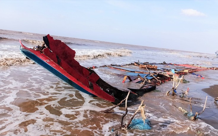 Cứu 3 thuyền viên Indonesia trôi dạt vào vùng biển Sóc Trăng