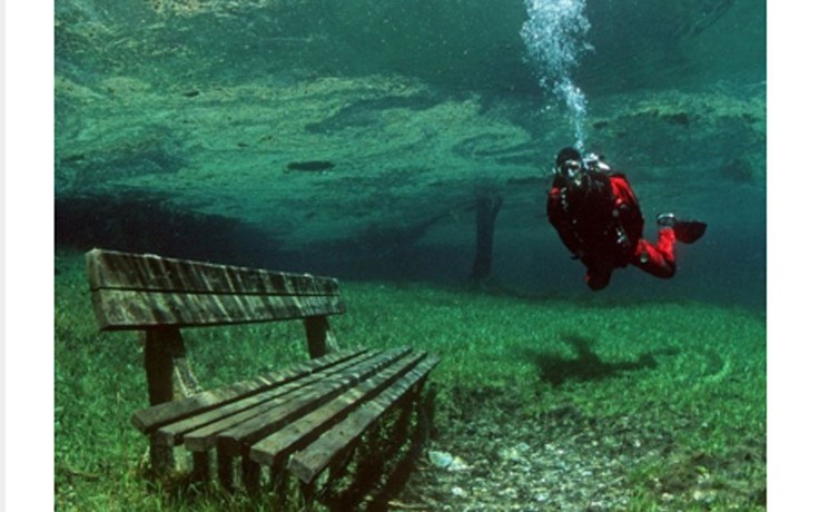 Công viên thành hồ nước vào mùa hè