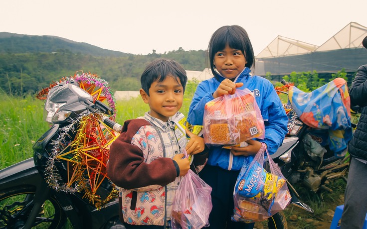 Nhóm thiện nguyện mang trung thu đến thiếu nhi làng Ka Tư