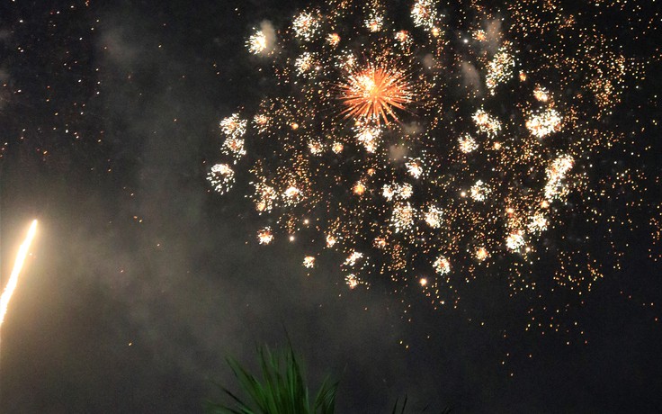 Người trẻ ngắm pháo hoa ở thành phố Thủ Đức chào năm mới 2021