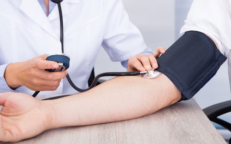 Hỏi nhanh về Covid-19: Bị huyết áp cao gây tai biến nhẹ có tiêm được vắc xin?