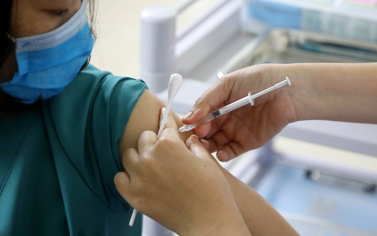 Ngày mới với tin tức sức khỏe: Người nhiễm Covid-19 đã khỏi, có cần tiêm vắc xin?