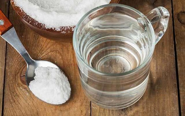 Chuyên gia cảnh báo trào lưu uống nước muối để thải độc cơ thể