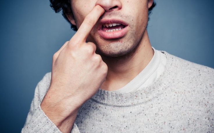 Dùng ngón tay ngoáy mũi có làm mũi to hơn?