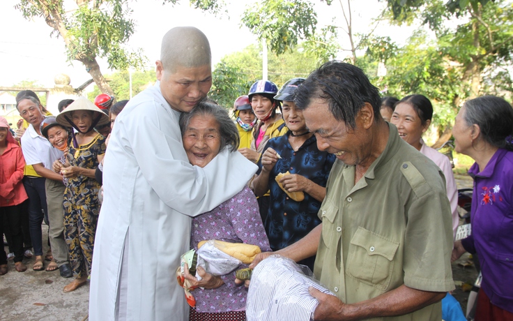 Đi làm từ thiện, vị ni sư được người dân vùng lũ... động viên 'ngược' trở lại