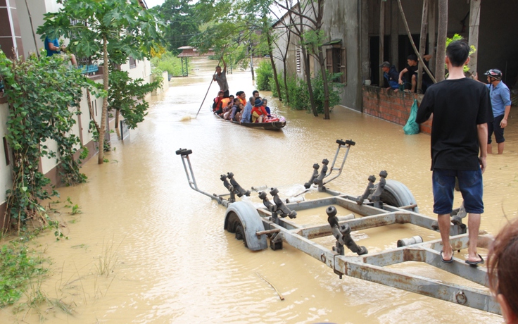 Mưa trắng trời, huyện Cam Lộ ngập trong biển nước