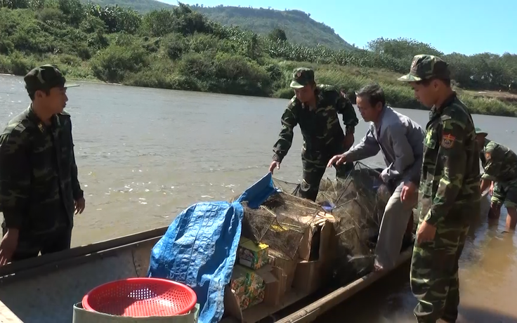 Vờ đánh cá trên sông Sê Pôn, cụ ông 72 tuổi chở theo 282 kg pháo