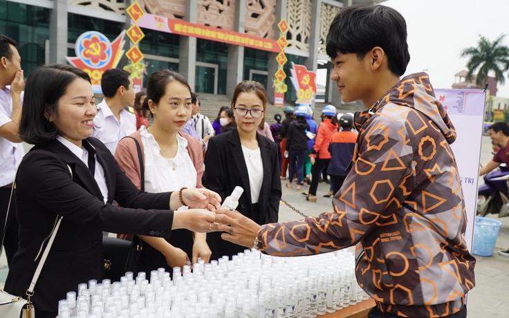 Ngày Valentine, đi tặng ...dung dịch sát khuẩn